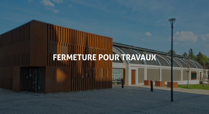 Visuel illustrant le bâtiment de la médiathèque Aqua-Libris à Saint-Maixent-L'Ecole avec un texte indiquant fermeeture.